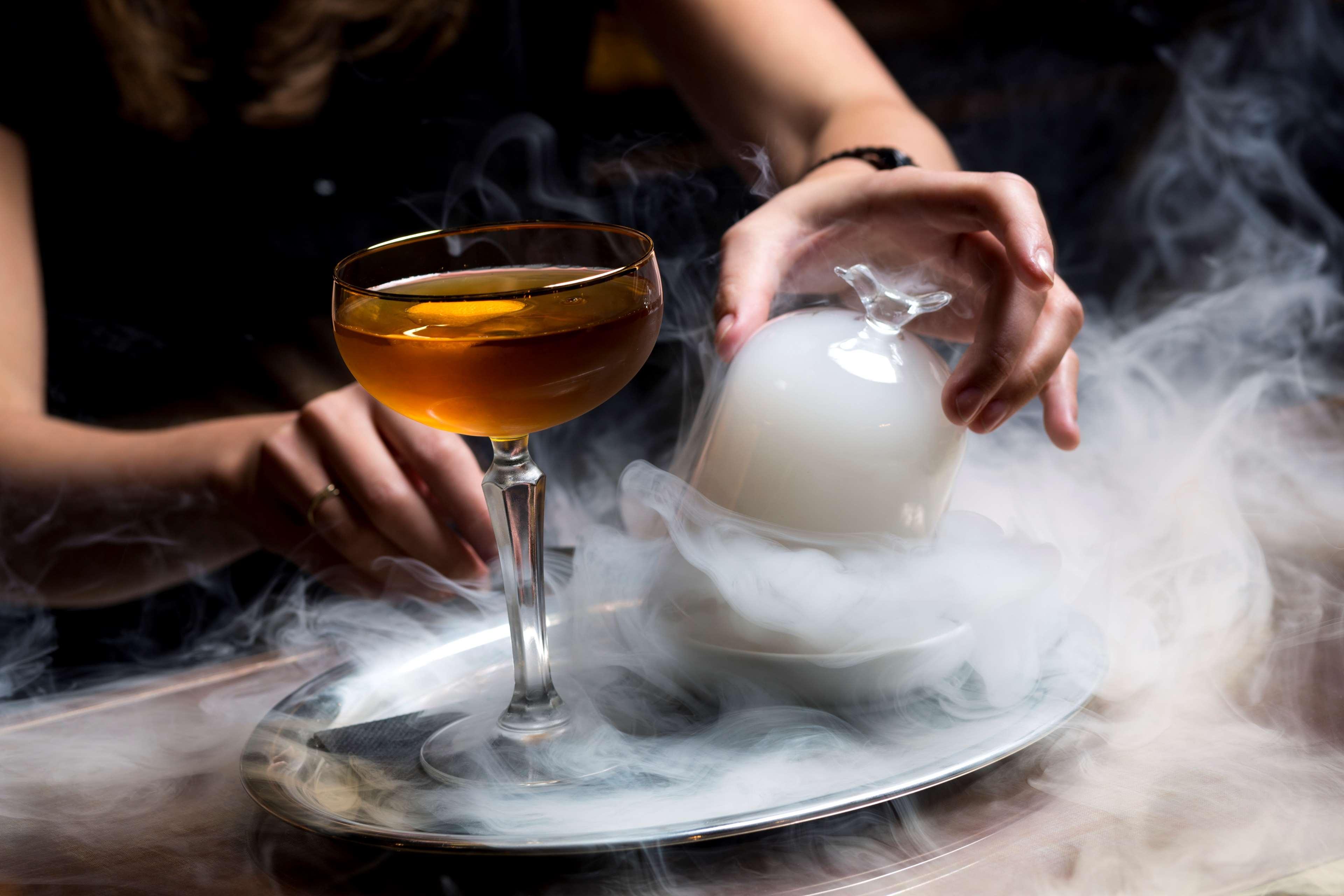 Anantara Grand Hotel Krasnapolsky Amesterdão Exterior foto A cocktail prepared with liquid nitrogen